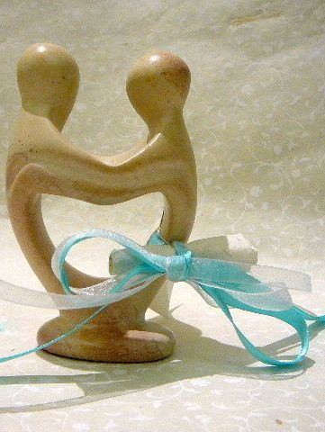 Statua unione in pietra saponaria con nastri e biglietto