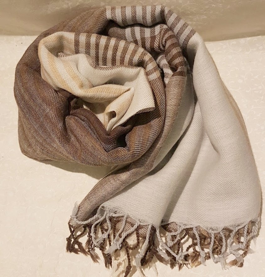 Stola in lana pettinata fatta a telaio quadri Marrone beige bianco - On Earth