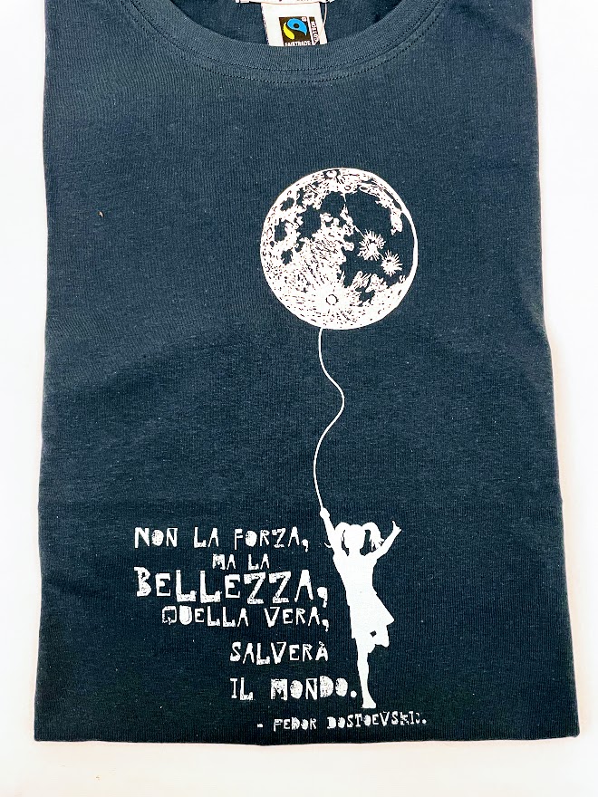 Maglietta unisex a manica corta blu, con la frase "non la forza ma la belleza salverà il mondo"