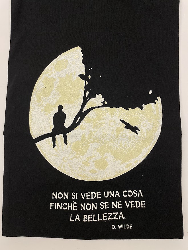 Maglietta cotone biologico unisex Nera con il disegno della luna e la scritta "non si vede una cosa finchè non se ne vede la bellezza"