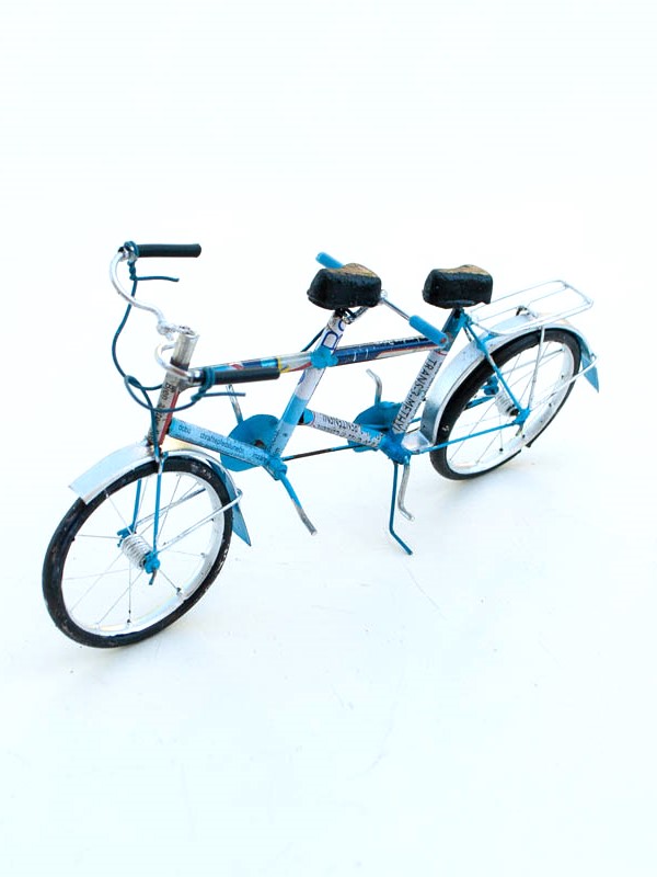 Tandem bicicletta modellino in latta riciclata equo solidale