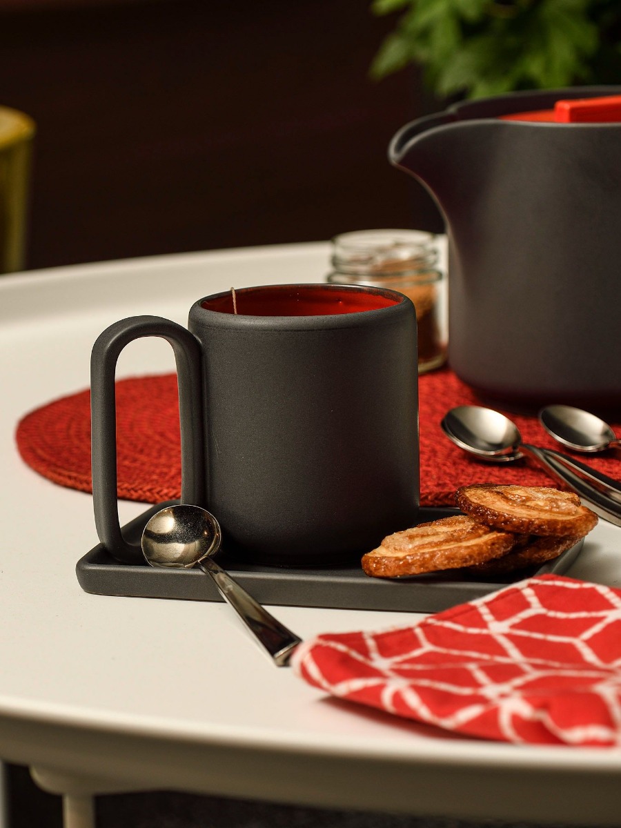 Tazza design Modern Charcoal rossa in ceramica