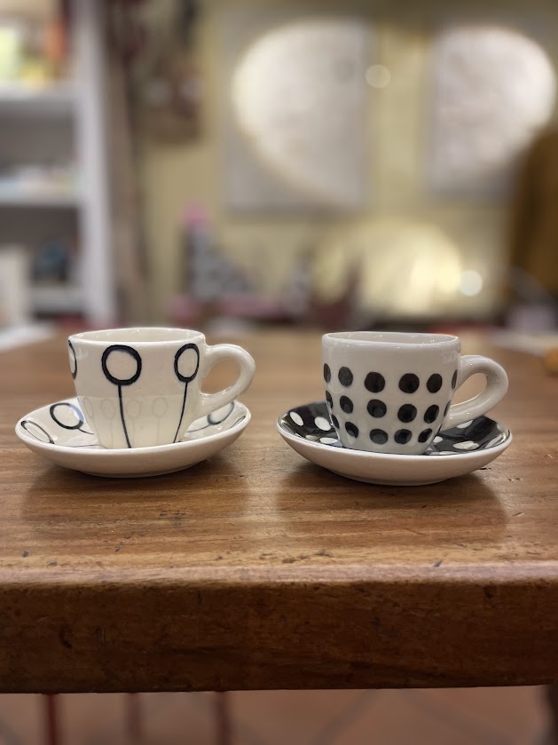 Tazzina da caffè con piattino in ceramica Pallini neri