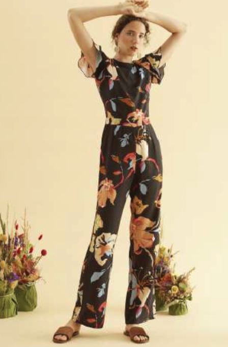 Collezione Progetto Quid - moda etica e sostenibile, abiti fatti in italia  Un tuta che ti permette di essere comodamente elegante grazie alla combinazione dei colori sabbia e nero.  Made in Verona. Prodotto etico e sostenibile realizzato con eccedenze di