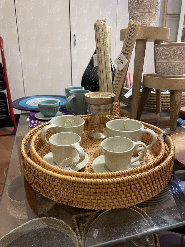 Vassoi in rattan rotondi con manici