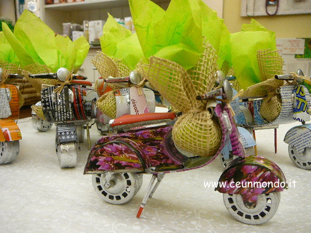 Vespa con portaconfetti verde