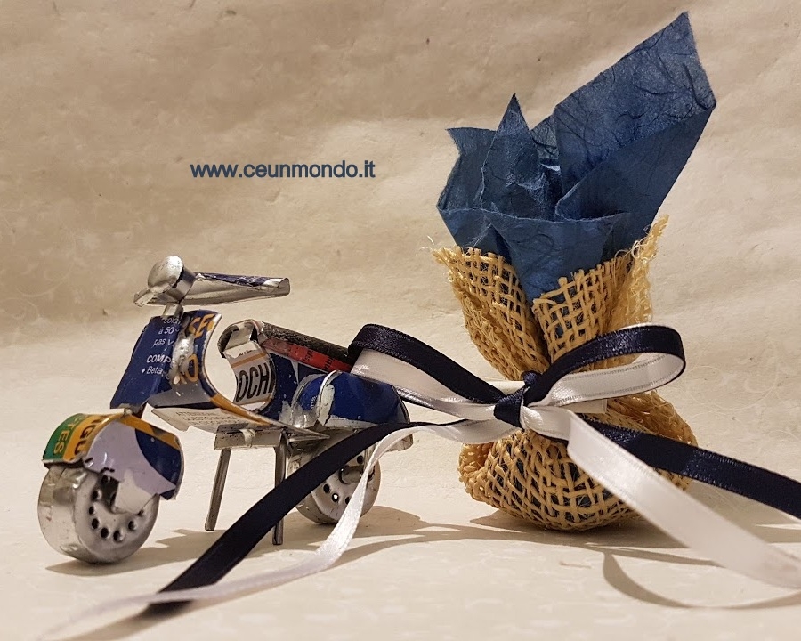 Vespa piccola 9cm con portaconfetti e nastri