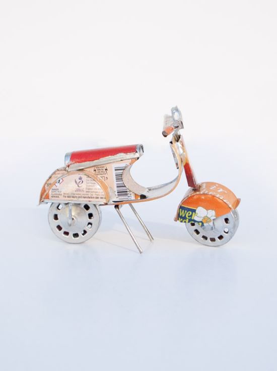 Vespa grande in latta riciclata cm 16