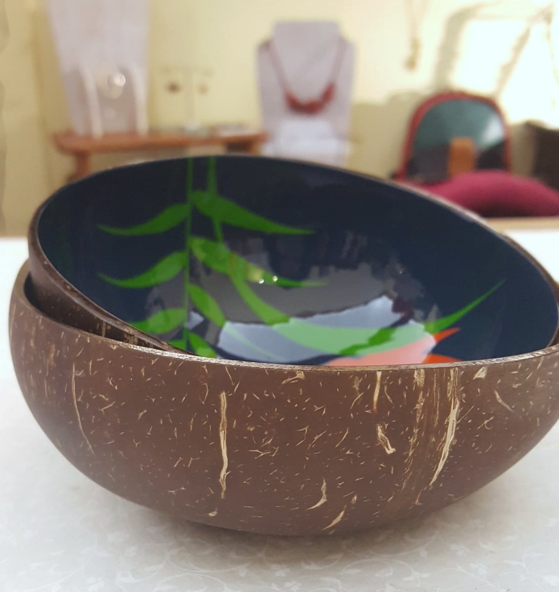 Ciotola in cocco laccato blu con foglie verdi