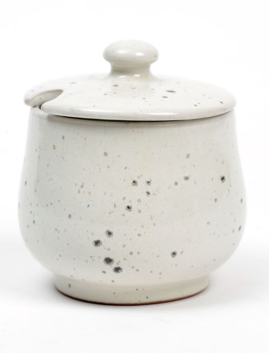 Zuccheriera in terracotta con coperchio con sagoma per cucchiaino bianco puntinato